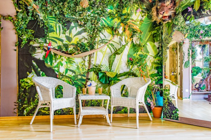 Entspannen Sie sich in unserem originell gestalteten Wartebereich mit Dschungelambiente